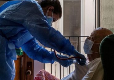 Coronavirus, quanto è difficile stabilire le responsabilità delle stragi in Rsa: i casi agli antipodi di Mediglia (Milano) e Vercelli