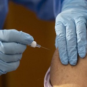 Germania, iniettava soluzione salina al posto del vaccino anti-Covid: infermiera sotto accusa