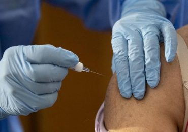 Germania, iniettava soluzione salina al posto del vaccino anti-Covid: infermiera sotto accusa
