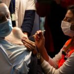 Israele, terza dose di Pfizer agli over 60:  effetti collaterali "simili o inferiori" alla seconda