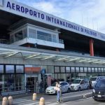 Palermo, positivo al Covid tenta di salire sull'aereo: passeggera lancia l'allarme