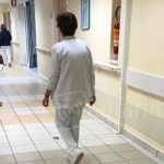 Rimini: paziente sieropositivo si rimuove agocannula contaminando infermiere con il proprio sangue. Denunciato a piede libero