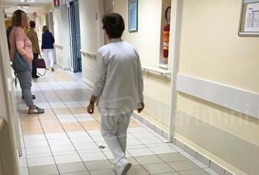 Rimini: paziente sieropositivo si rimuove agocannula contaminando infermiere con il proprio sangue. Denunciato a piede libero