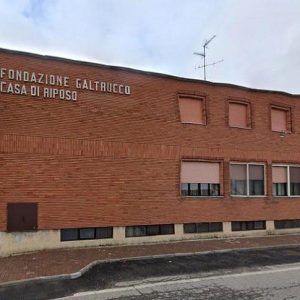 Robbio (Pavia), ferie forzate per 10 oss no vax: Tribunale dà ragione all'azienda