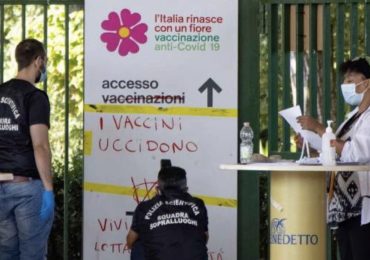 Scritte no vax all'hub vaccinale del Mandela Forum: indagato un 30enne