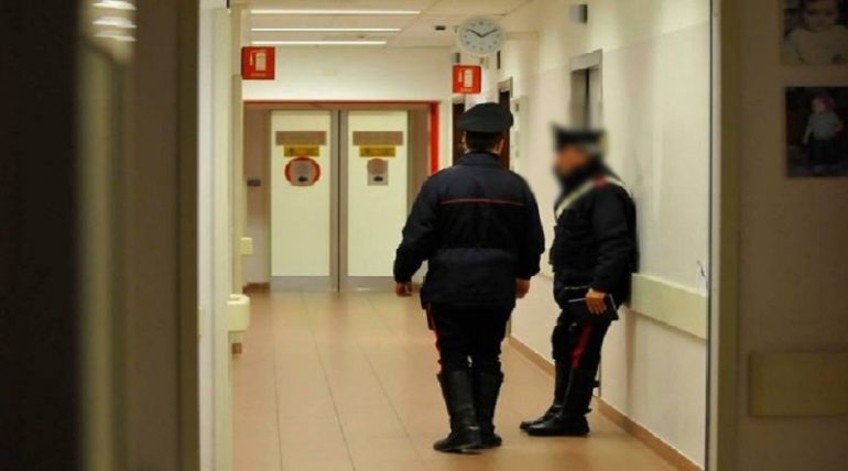 Si presenta in reparto rifiutando di andarsene: infermiera NoVax portata via dai Carabinieri