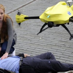 Studio svedese: "Droni più efficaci delle ambulanze nel consegnare defibrillatori"