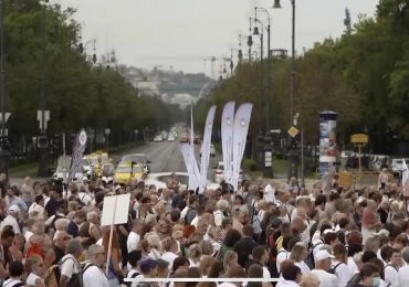 Ungheria: migliaia di infermieri in piazza per protestare contro bassi stipendi e carenza di personale