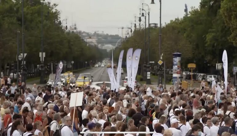 Ungheria: migliaia di infermieri in piazza per protestare contro bassi stipendi e carenza di personale