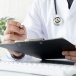 Coronavirus, "carte false" per il Green Pass o l'esonero dal vaccino: medici indagati a Roma e Genova