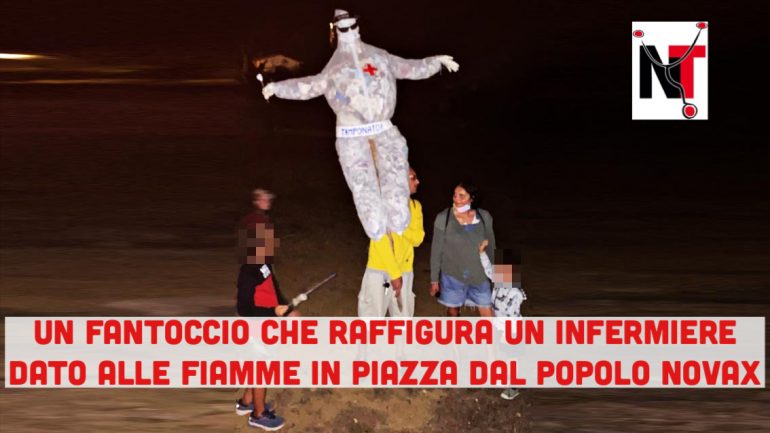 Firenze: fantoccio che raffigura infermiere dato alle fiamme in piazza dal popolo NoVax