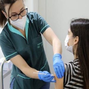 Giovani e vaccino anti-Covid, gli esperti Sip rispondono alle domande dei genitori