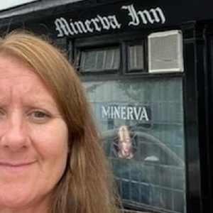 Inghilterra, niente pub senza vaccino anti-Covid: la titolare non fa sconti neanche a sua figlia