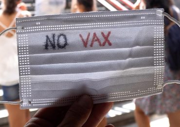 Minacce a politici, medici e giornalisti: no vax finiscono nel mirino della polizia postale
