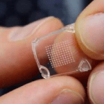 Vaccini, sviluppato cerotto con microaghi: è più efficace dell'iniezione