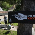 Coronavirus, boom di decessi e scarsa fiducia nei vaccini: è crisi nera per Romania e Bulgaria