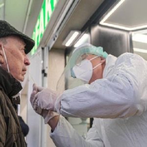 Coronavirus, proposta Ferfarma: "Tampone gratis a chi prenota vaccino"
