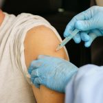 Corte dei Conti Liguria: "Illegittima la sospensione del trattamento previdenziale ai medici vaccinatori in pensione con Quota 100"