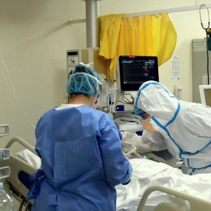 Cura il Covid-19 con le cure alternative su YouTube: ora è ricoverato in gravi condizioni