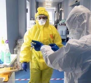 Curato via mail con vermifughi dal medico NoVax: muore a 68 anni di Covid-19