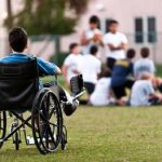 Milano, la storia del ragazzo disabile privato dell'assistenza infermieristica: a scuola lo segue la mamma