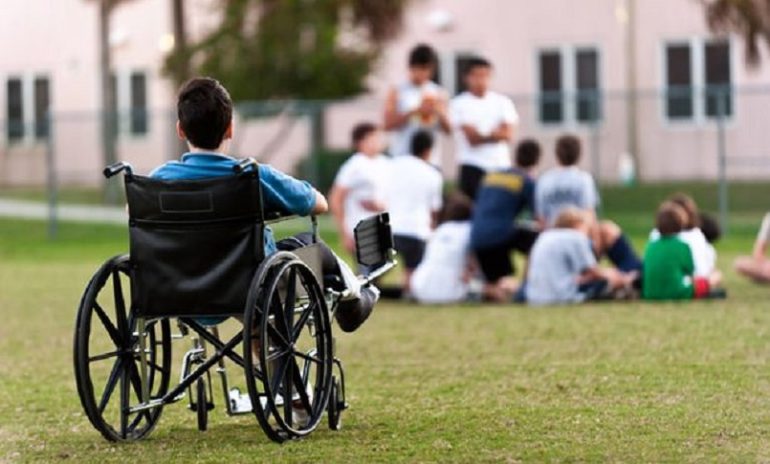 Milano, la storia del ragazzo disabile privato dell'assistenza infermieristica: a scuola lo segue la mamma