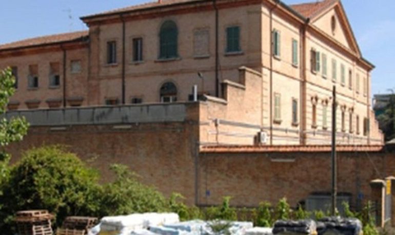 Ravenna, filtrava informazioni dal carcere in cambio di regali: indagato infermiere
