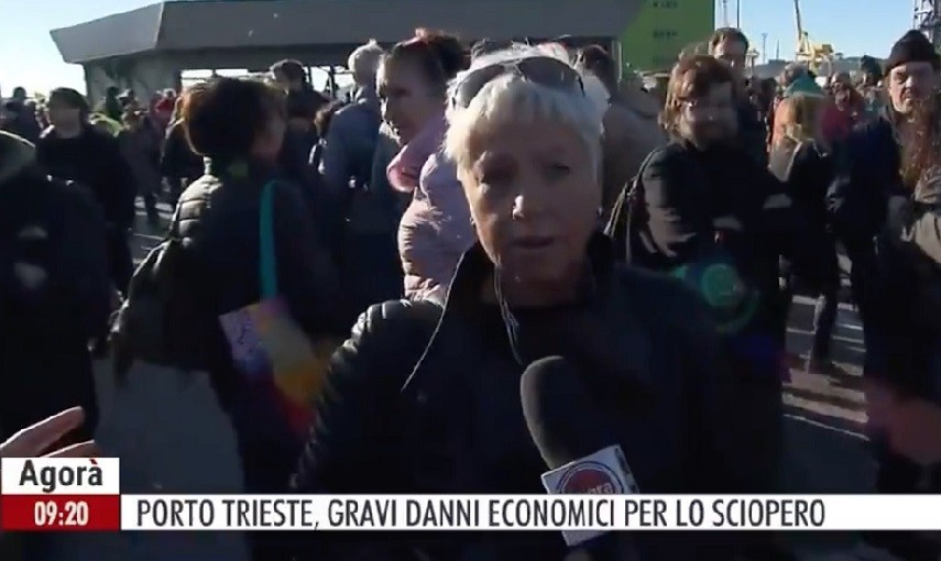 Trieste, infermiera shock alla manifestazione contro il Green Pass: "Non mi vaccino"