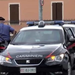 Fermata dai carabinieri per il furto delle scarpe: da la colpa al vaccino contro il Covid-19