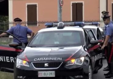 Fermata dai carabinieri per il furto delle scarpe: da la colpa al vaccino contro il Covid-19