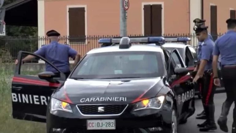 Fermata dai carabinieri per il furto delle scarpe: da la colpa al vaccino contro il Covid-19