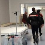 Novantunenne armato di forbici tent