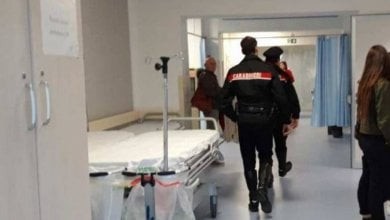 Novantunenne armato di forbici tenta la strage in geriatria: ferite un' infermiera e tre pazienti