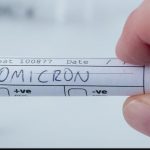 Omicron, la variante Covid che fa paura al mondo: bloccati i voli dal Sudafrica