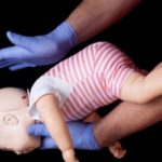 Palermo, bimbo rischia di morire soffocato: futuro infermiere gli salva la vita