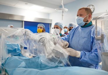 Per la prima volta fuori dagli USA, in un ospedale italiano, la tecnologia robotica è applicata agli interventi di stenosi carotidea