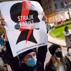 Polonia, donna muore per un aborto negato: attivisti in piazza