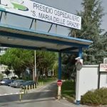 Pozzuoli, non riceve notizie sulle condizioni della paziente: mette le mani al collo di un medico