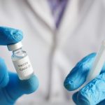 Ravenna, false vaccinazioni per ottenere il Green Pass: indagati medico e papà noi vax di una 12enne