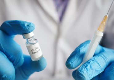 Ravenna, false vaccinazioni per ottenere il Green Pass: indagati medico e papà noi vax di una 12enne