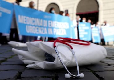 Roma, sit-in di medici e infermieri dei pronto soccorso: "Manca personale. Non sappiamo come affrontare l'inverno"