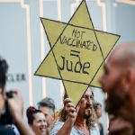 Amburgo, paragona le mascherine alle camere a gas: no vax multato per un post su Facebook