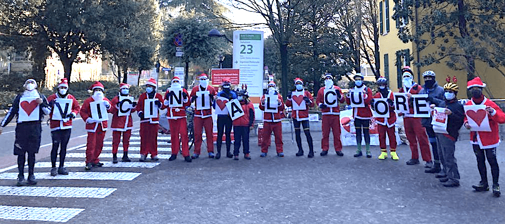 Babbi Natale in bici portano doni ai piccoli cardiopatici del Policlinico di Sant'Orsola