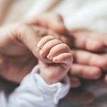 Coronavirus, "Garantire la presenza del padre/partner/caregiver accanto a mamma e neonato in ospedale"