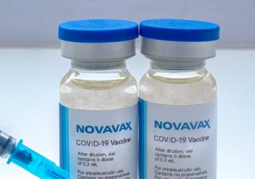 Coronavirus, in arrivo il vaccino che può piacere ai no vax. Garattini: "È diverso dagli altri"