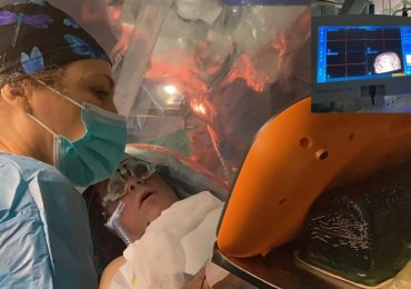 Cremona, paziente musicista suona «Jingle Bells» mentre gli asportano (da sveglio) un tumore cerebrale