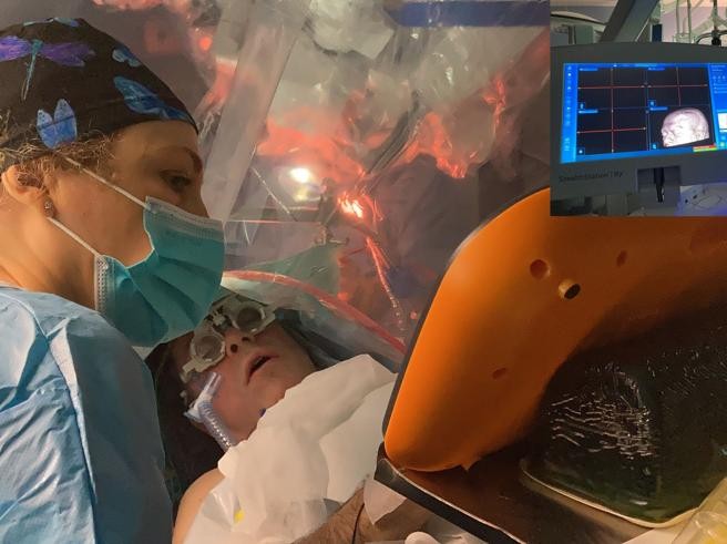 Cremona, paziente musicista suona «Jingle Bells» mentre gli asportano (da sveglio) un tumore cerebrale