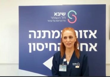 È un’infermiera la prima persona a ricevere la 4°dose di vaccino contro il Covid-19 in Israele