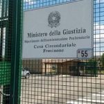 Frosinone, detenuto simula suicidio e aggredisce infermiere