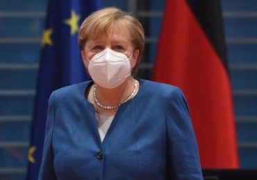 Germania, pronte nuove restrizioni per i non vaccinati contro il Covid. Merkel: "Magari avessimo i numeri dell'Italia"